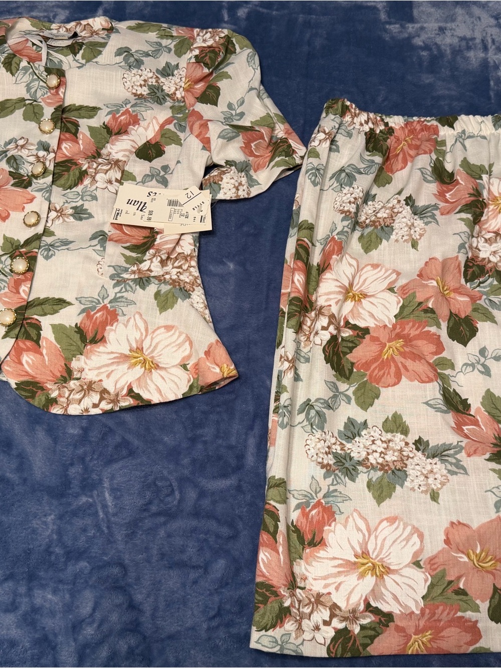 Vintage Stuart Alan Petites 2pc with ornate gold Framed Buttons NWT